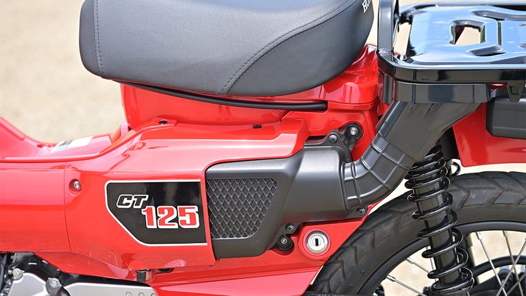 シュノーケルタイプのエアインテーク。かつて編集部では水深53cmまで渡河性能を試している。｜【実走検証】CT125ハンターカブはガソリン満タンで何キロ走れる？ハイスピード房総ツーリングで限界まで走らせてみた結果！