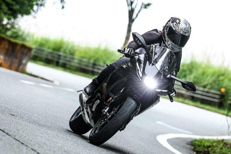 ヤマハYZF-R7|ヤマハYZF-R7【大幅アップデートで電脳強化、車体改良、よりイケメンに!】全日本ライダー岡崎静夏が試乗