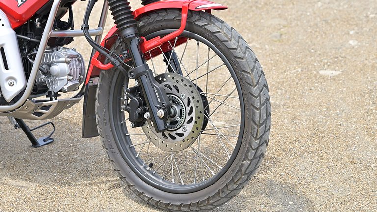 カブお得意の前後17インチホイールを採用。ブレーキは前後ディスクでスポーティな走りが可能だ。｜【実走検証】CT125ハンターカブはガソリン満タンで何キロ走れる？ハイスピード房総ツーリングで限界まで走らせてみた結果！