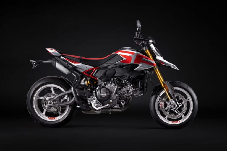 DUCATI HYPERMOTARD V2 SP|アルミニウム製モノコックフレームで軽量化! 可変バルブタイミングIVTを新採用したドゥカティ新型V2ツイン2車が国内導入開始【ハイパーモタードV2 SP/デザートX】