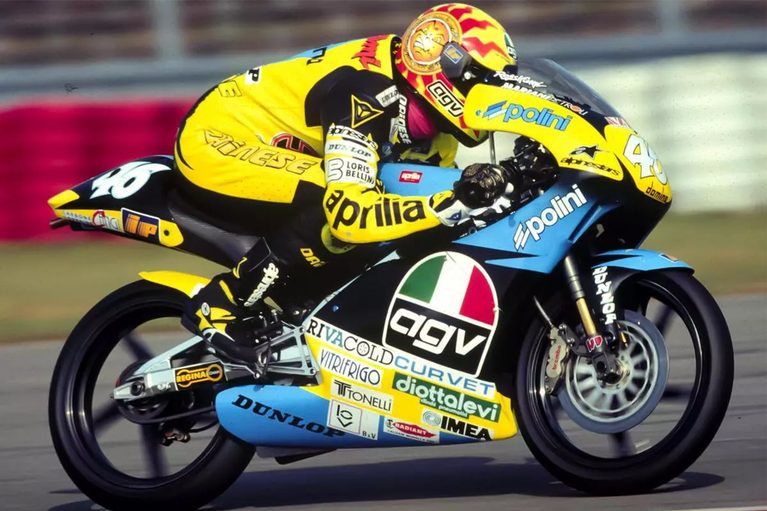 1996年WGP第11戦、プリリアRS125Rでサーキットを走るロッシの写真｜「にわかには信じられない…」とんでもないマシンがオークションに出品。世界にたった1台［アプリリア RS125R］をコレクターが放出！ ロッシの伝説の始まりとなった貴重なモデルを紹介