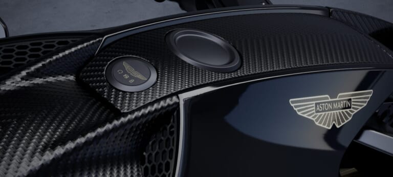 ASTON MARTIN / BROUGH SUPERIOR AMB 002 ROADSTER｜【限定300台】5kgのチタン削り出しフレームに1083ccVツイン! アストンマーティン×ブラフシューペリアの公道用ハイパーバイク「AMB 002 ロードスター」の国内予約受付が開始