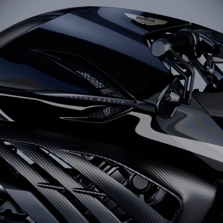 ASTON MARTIN / BROUGH SUPERIOR AMB 002 ROADSTER｜【限定300台】5kgのチタン削り出しフレームに1083ccVツイン! アストンマーティン×ブラフシューペリアの公道用ハイパーバイク「AMB 002 ロードスター」の国内予約受付が開始