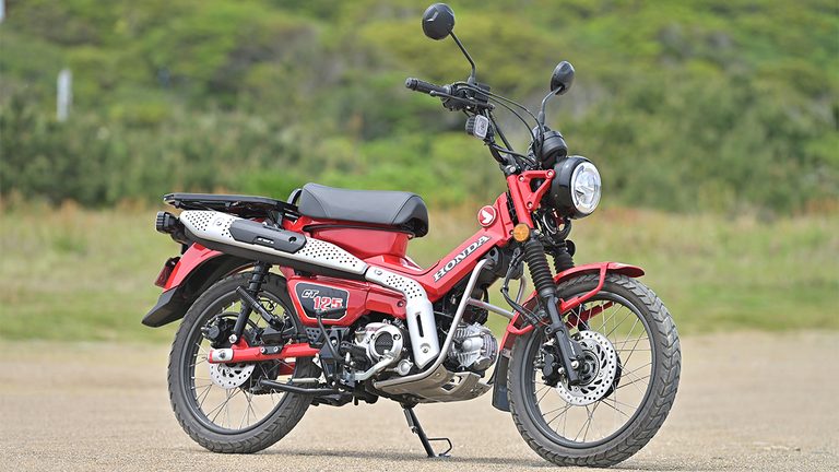 【Honda CT125ハンターカブ】■全長1965 全幅805 全高1085 軸距1260 シート高800(各mm) 車重118kg(装備) ■空冷4スト単気筒SOHC2 バルブ 123cc 9.1ps/6250rpm 1.1kg-m/4750rpm 変速機形式4段リターン 燃料タンク容量5.3L WMTCモード値燃費:66.9km/L ■ブレーキ F=ディスク R=ディスク ■タイヤF=80/90- 17 R=80/90-17 ■価格:49万5000円 ■色:赤/黒/茶|【実走検証】CT125ハンターカブはガソリン満タンで何キロ走れる?ハイスピード房総ツーリングで限界まで走らせてみた結果!