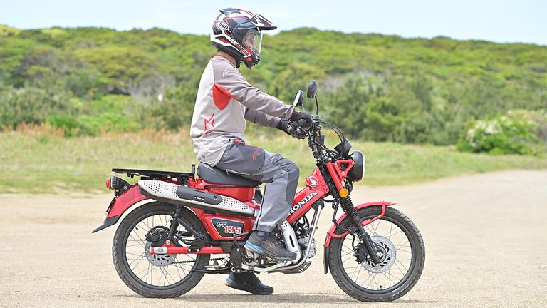 シート高800mm。スーパーカブシリーズの中で最もシートの高いモデルとなっているが、筆者の身長だと踵までべったりとつく足着き性。ハンドルポジションも110シリーズに比べるとかなりゆったりめな印象だ|【実走検証】CT125ハンターカブはガソリン満タンで何キロ走れる?ハイスピード房総ツーリングで限界まで走らせてみた結果!