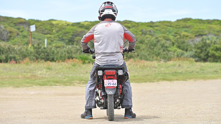 シート高800mm。スーパーカブシリーズの中で最もシートの高いモデルとなっているが、筆者の身長だと踵までべったりとつく足着き性。ハンドルポジションも110シリーズに比べるとかなりゆったりめな印象だ  テスター：身長172cm/体重75kg｜【実走検証】CT125ハンターカブはガソリン満タンで何キロ走れる？ハイスピード房総ツーリングで限界まで走らせてみた結果！