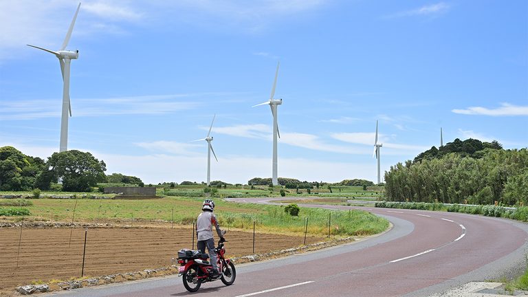 AM 10:11 東総台地広域農道 いくつもの風車が立ち並ぶ東総台地を走る広域農道。現在も建設中だが、どんどん伸びており結構いいペースで走ることができる。|【実走検証】CT125ハンターカブはガソリン満タンで何キロ走れる?ハイスピード房総ツーリングで限界まで走らせてみた結果!