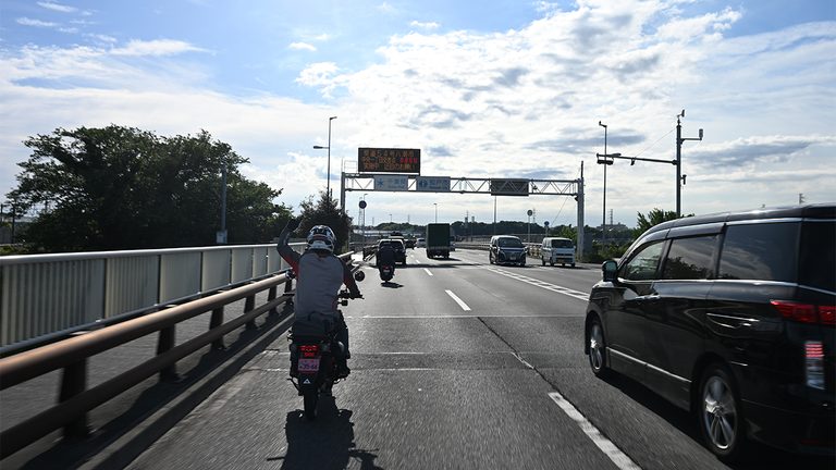 AM 7:14 江戸川を渡ればいよいよ千葉県。千葉県の最も太い部分を横断していく。|【実走検証】CT125ハンターカブはガソリン満タンで何キロ走れる?ハイスピード房総ツーリングで限界まで走らせてみた結果!