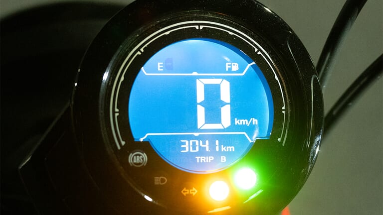 走行距離304kmで完全ガス欠。机上航続距離354.57kmには50kmほど届かなかった!ちなみに実装燃費は59.98km/Lだった。｜【実走検証】CT125ハンターカブはガソリン満タンで何キロ走れる？ハイスピード房総ツーリングで限界まで走らせてみた結果！