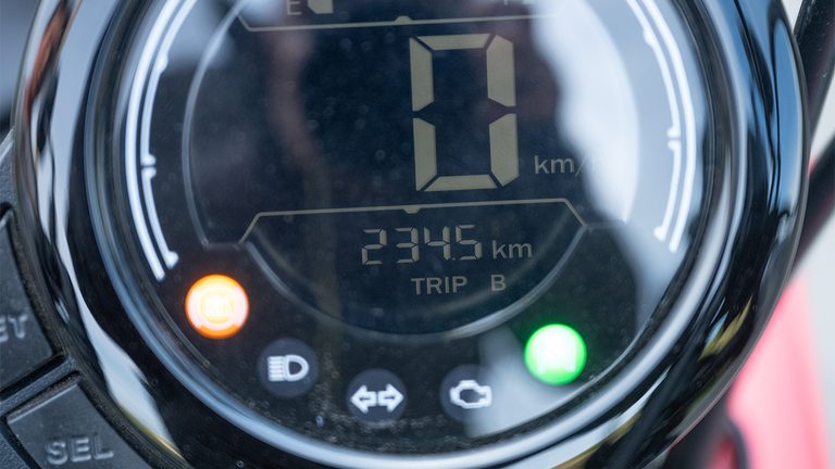 PM 4:53 釣師海岸 走行距離約234kmとかなり早い段階で燃料ゲージの最後のメモリが点滅開始!?…と思ったらサイドスタンドで車体が傾いた影響のよう。この後、距離約250kmで走行中に最後のメモリが点滅。燃料残量は残り1.1Lだ!|【実走検証】CT125ハンターカブはガソリン満タンで何キロ走れる?ハイスピード房総ツーリングで限界まで走らせてみた結果!
