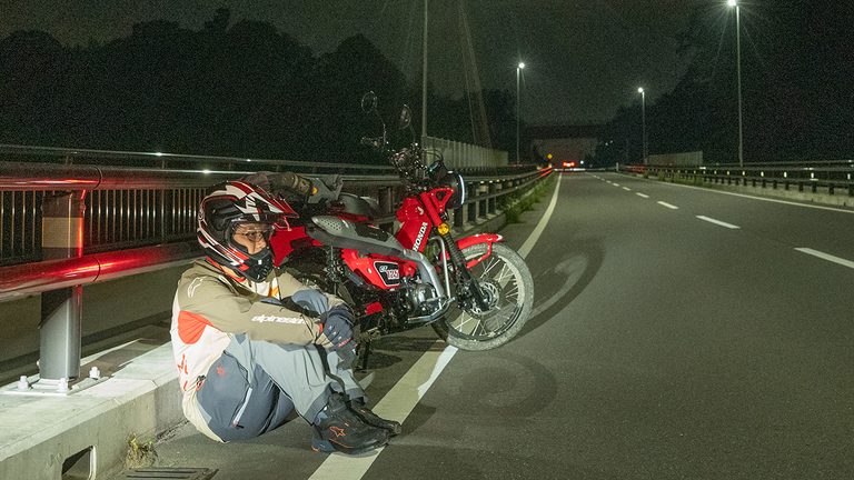 走行距離304kmで完全ガス欠。机上航続距離354.57kmには50kmほど届かなかった!ちなみに実装燃費は59.98km/Lだった。|【実走検証】CT125ハンターカブはガソリン満タンで何キロ走れる?ハイスピード房総ツーリングで限界まで走らせてみた結果!