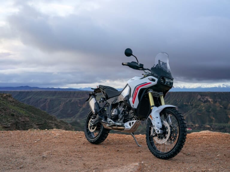DUCATI DESERT X｜アルミニウム製モノコックフレームで軽量化! 可変バルブタイミングIVTを新採用したドゥカティ新型V2ツイン2車が国内導入開始【ハイパーモタードV2 SP/デザートX】