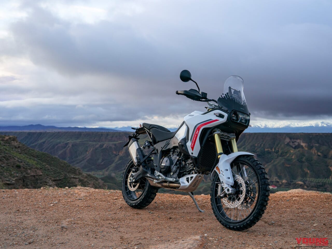 DUCATI DESERT X|アルミニウム製モノコックフレームで軽量化! 可変バルブタイミングIVTを新採用したドゥカティ新型V2ツイン2車が国内導入開始【ハイパーモタードV2 SP/デザートX】