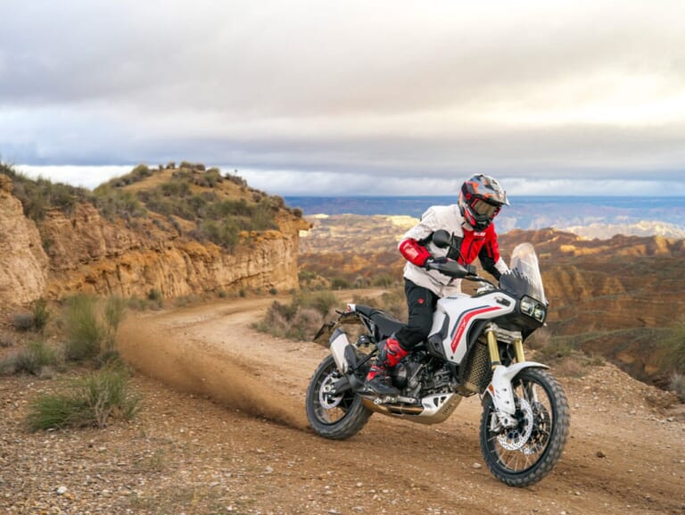 DUCATI DESERT X｜アルミニウム製モノコックフレームで軽量化! 可変バルブタイミングIVTを新採用したドゥカティ新型V2ツイン2車が国内導入開始【ハイパーモタードV2 SP/デザートX】