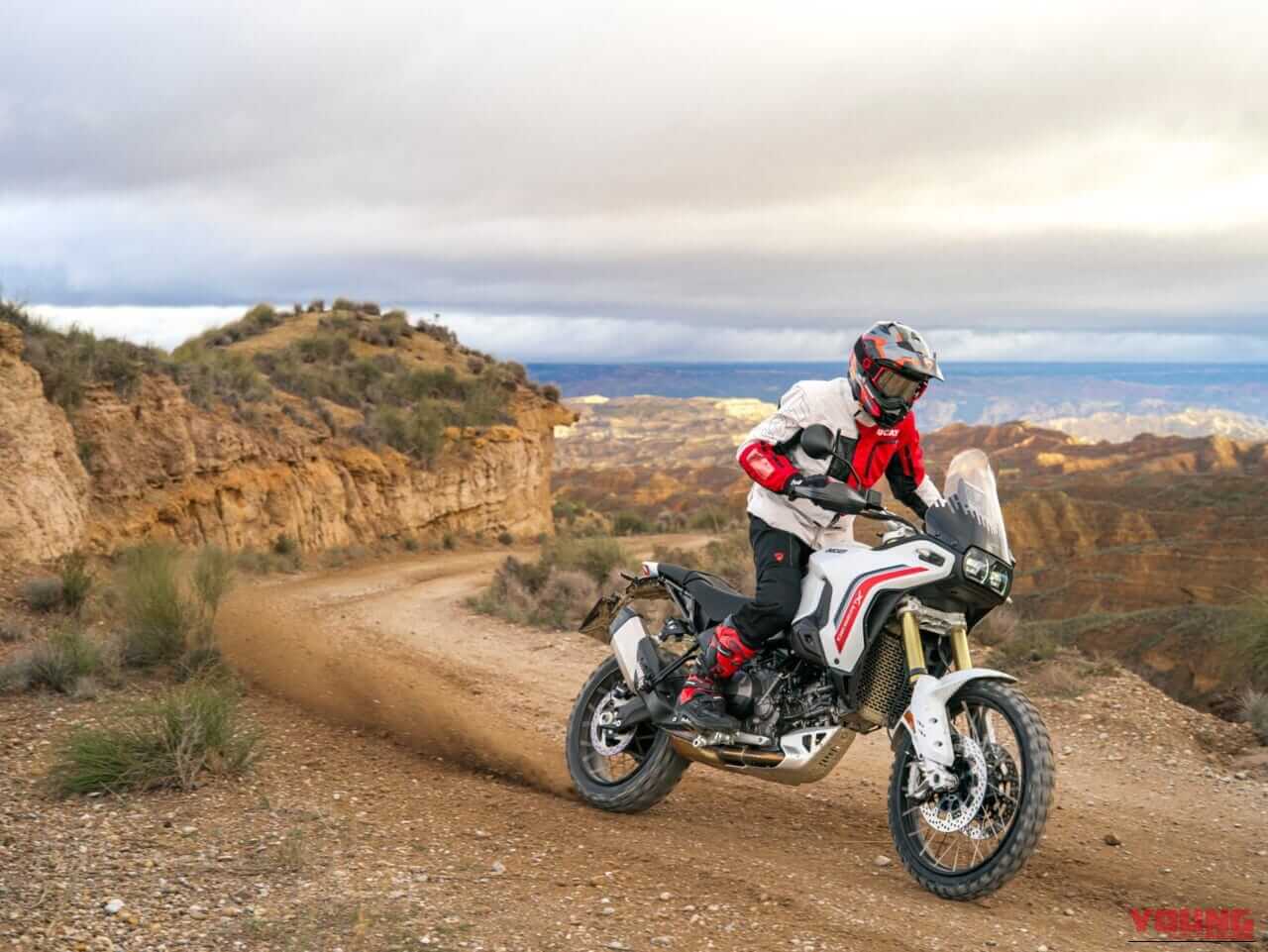 DUCATI DESERT X|アルミニウム製モノコックフレームで軽量化! 可変バルブタイミングIVTを新採用したドゥカティ新型V2ツイン2車が国内導入開始【ハイパーモタードV2 SP/デザートX】