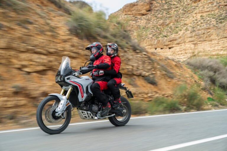 DUCATI DESERT X｜アルミニウム製モノコックフレームで軽量化! 可変バルブタイミングIVTを新採用したドゥカティ新型V2ツイン2車が国内導入開始【ハイパーモタードV2 SP/デザートX】