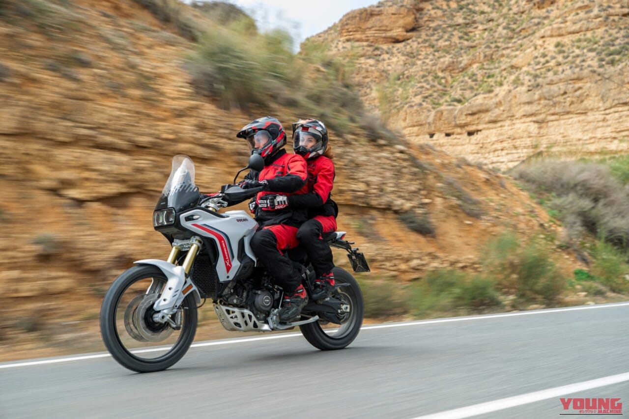 DUCATI DESERT X｜アルミニウム製モノコックフレームで軽量化! 可変バルブタイミングIVTを新採用したドゥカティ新型V2ツイン2車が国内導入開始【ハイパーモタードV2 SP/デザートX】