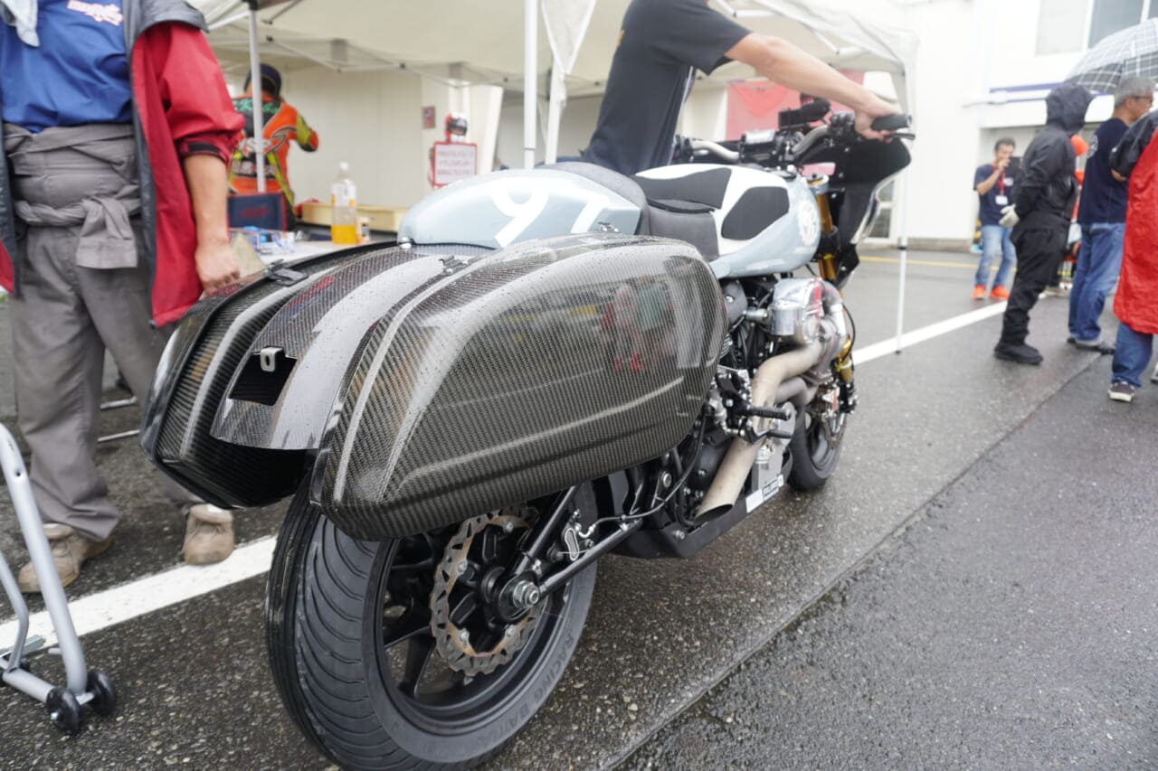 ｜【雨の筑波】2000ccターボの「モンスターハーレー」がSS軍団を猛追！11番手から怒涛のスタートでクラス3位掴み取る【武石伸也×ローライダーST】