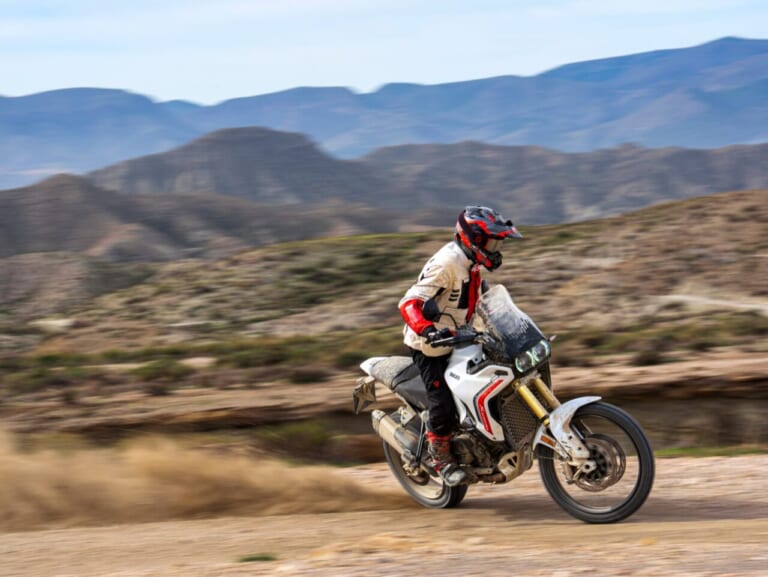 DUCATI DESERT X｜アルミニウム製モノコックフレームで軽量化! 可変バルブタイミングIVTを新採用したドゥカティ新型V2ツイン2車が国内導入開始【ハイパーモタードV2 SP/デザートX】