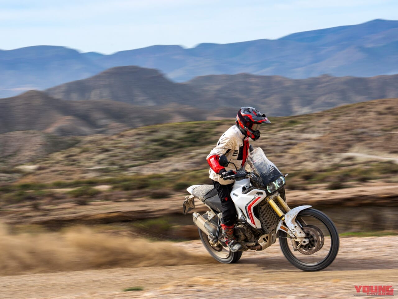 DUCATI DESERT X｜アルミニウム製モノコックフレームで軽量化! 可変バルブタイミングIVTを新採用したドゥカティ新型V2ツイン2車が国内導入開始【ハイパーモタードV2 SP/デザートX】