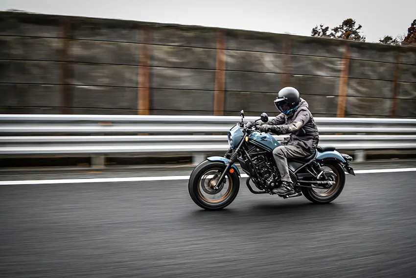 HONDA REBEL250｜レブル250はただの「おしゃれ街乗りバイク」じゃない!　高回転エンジンの潜在能力とE-Clutchの相性を徹底解説