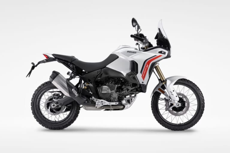 DUCATI DESERT X｜アルミニウム製モノコックフレームで軽量化! 可変バルブタイミングIVTを新採用したドゥカティ新型V2ツイン2車が国内導入開始【ハイパーモタードV2 SP/デザートX】