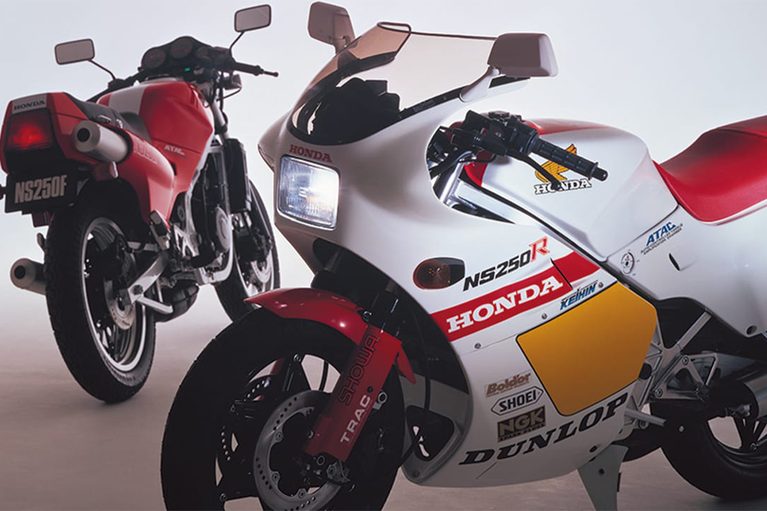 ホンダのNS250R｜「街なかで乗るのはひたすら苦行…」しかし峠では性格が豹変！ 42年前のホンダの名車。滑からな形状のカウルが印象的だった［NS250R］