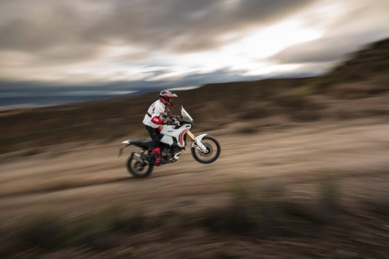 DUCATI DESERT X｜アルミニウム製モノコックフレームで軽量化! 可変バルブタイミングIVTを新採用したドゥカティ新型V2ツイン2車が国内導入開始【ハイパーモタードV2 SP/デザートX】