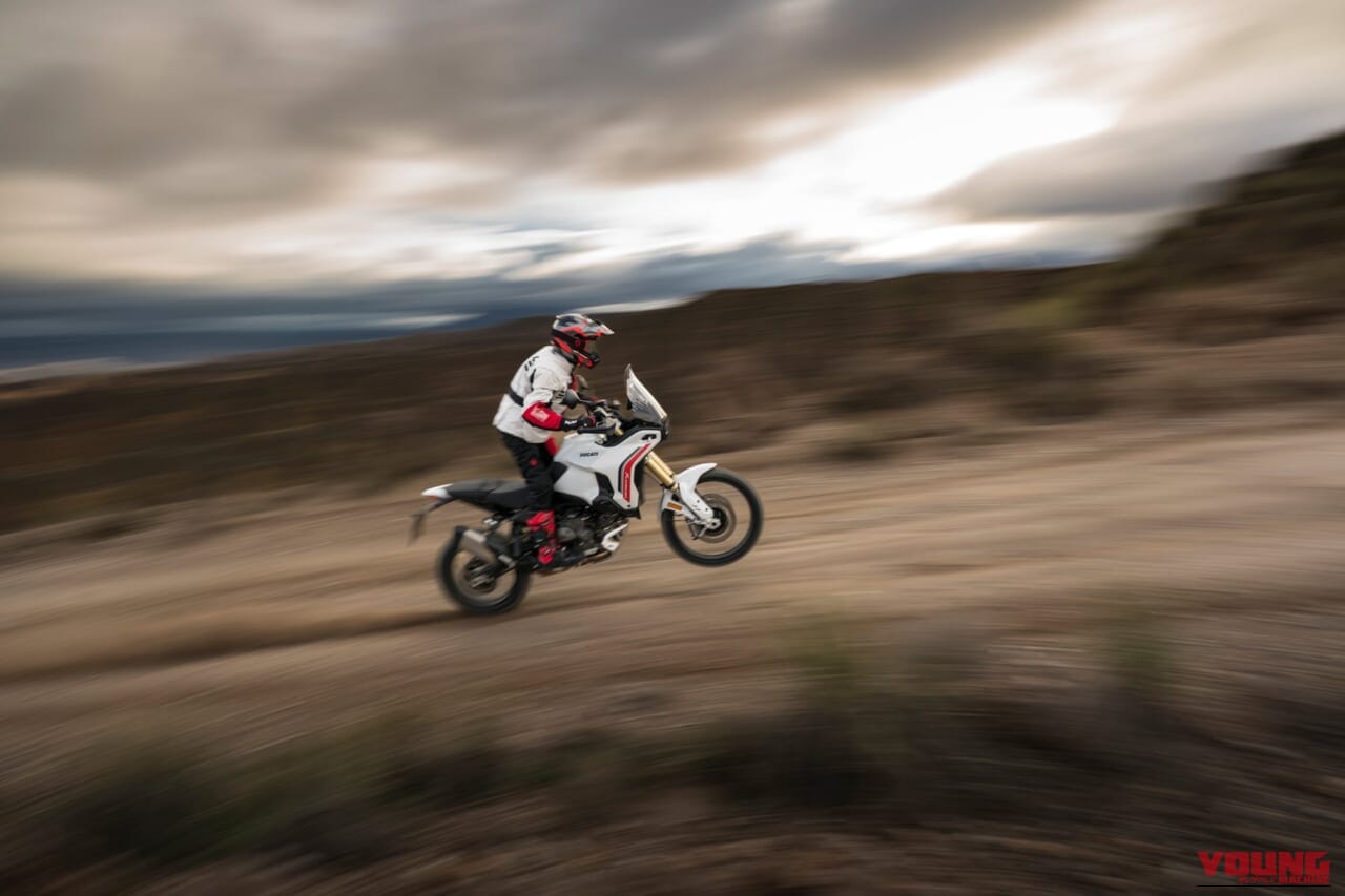 DUCATI DESERT X｜アルミニウム製モノコックフレームで軽量化! 可変バルブタイミングIVTを新採用したドゥカティ新型V2ツイン2車が国内導入開始【ハイパーモタードV2 SP/デザートX】