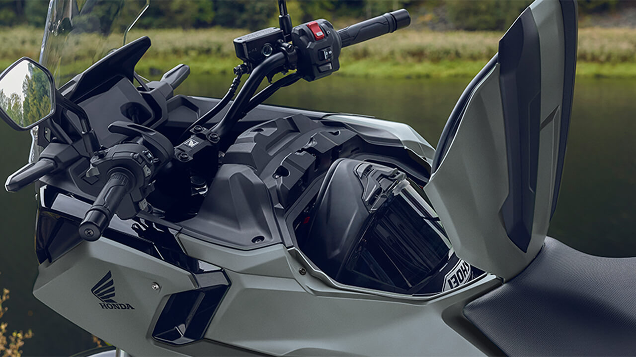 ラゲッジボックスは、23Lの容量を確保|ホンダNC750X/DCT〈いま国内で買える新型バイクカタログ|大型二輪(750-401cc)〉【2026最新版】