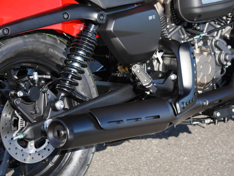QJMOTOR|SRV12|サイレンサー|【緊急試乗】シャドウやドラッグスターにもあった! 125ccながらVツインを投入したのはやっぱり!?【QJMOTOR SRV12】