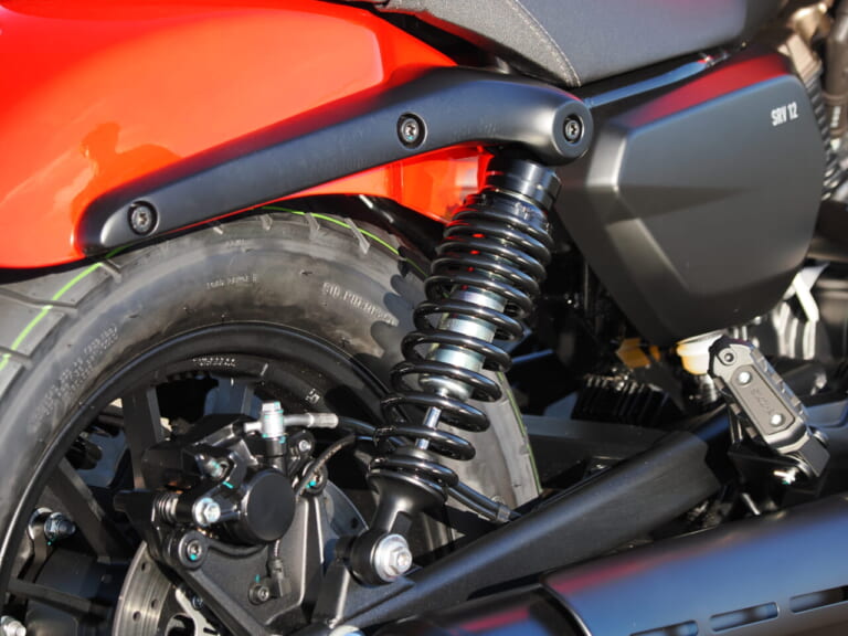 QJMOTOR|SRV12|リアサスペンション|【緊急試乗】シャドウやドラッグスターにもあった! 125ccながらVツインを投入したのはやっぱり!?【QJMOTOR SRV12】