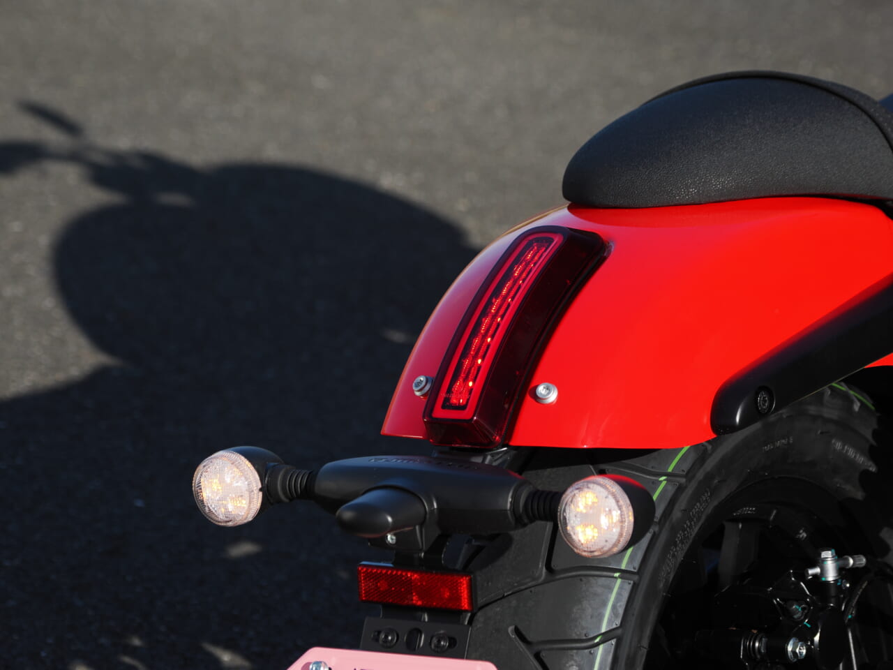 QJMOTOR|SRV12|テールランプ｜【緊急試乗】シャドウやドラッグスターにもあった! 125ccながらVツインを投入したのはやっぱり!?【QJMOTOR SRV12】