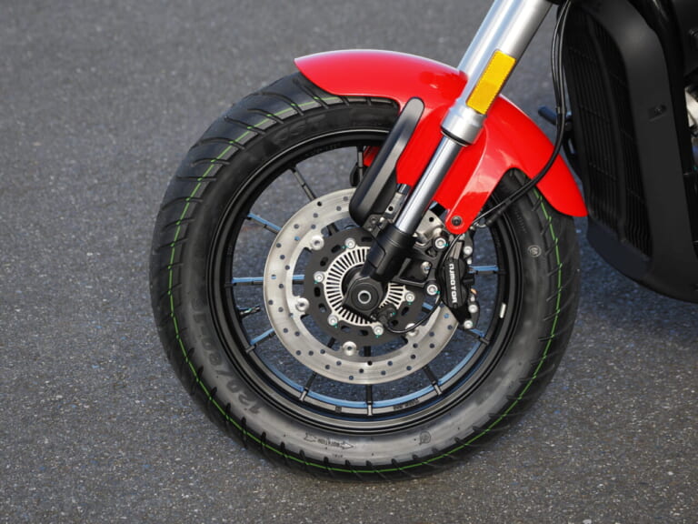 QJMOTOR|SRV12|フロントホイール|【緊急試乗】シャドウやドラッグスターにもあった! 125ccながらVツインを投入したのはやっぱり!?【QJMOTOR SRV12】