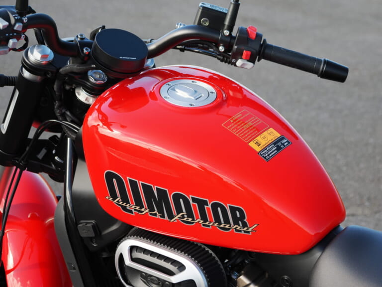 QJMOTOR|SRV12|ガソリンタンク|【緊急試乗】シャドウやドラッグスターにもあった! 125ccながらVツインを投入したのはやっぱり!?【QJMOTOR SRV12】