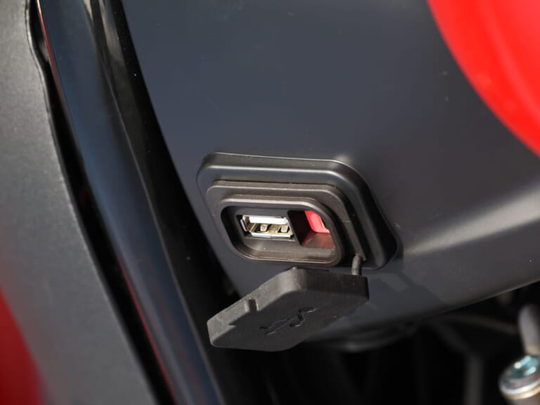 QJMOTOR|SRV12|USB|【緊急試乗】シャドウやドラッグスターにもあった! 125ccながらVツインを投入したのはやっぱり!?【QJMOTOR SRV12】
