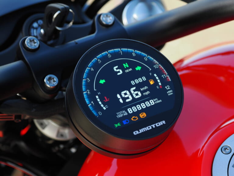 QJMOTOR|SRV12|メーター|【緊急試乗】シャドウやドラッグスターにもあった! 125ccながらVツインを投入したのはやっぱり!?【QJMOTOR SRV12】
