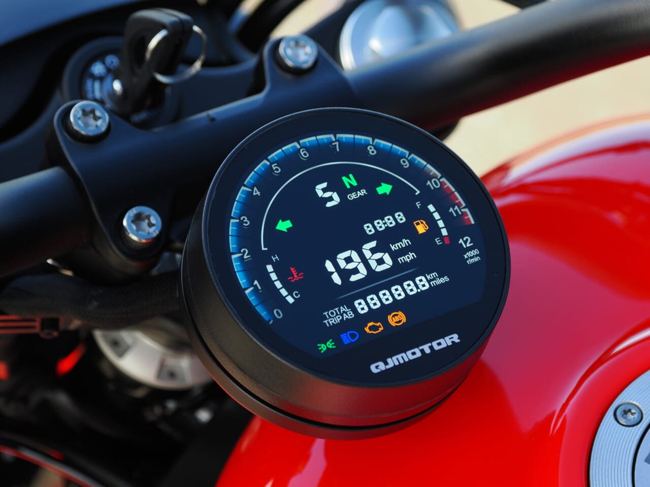 QJMOTOR|SRV12|メーター｜【緊急試乗】シャドウやドラッグスターにもあった! 125ccながらVツインを投入したのはやっぱり!?【QJMOTOR SRV12】