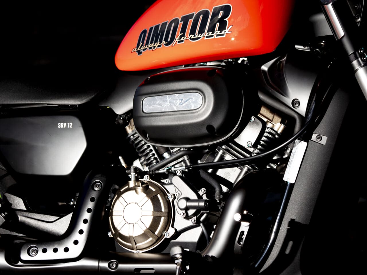 QJMOTOR|SRV12|エンジン|【緊急試乗】シャドウやドラッグスターにもあった! 125ccながらVツインを投入したのはやっぱり!?【QJMOTOR SRV12】