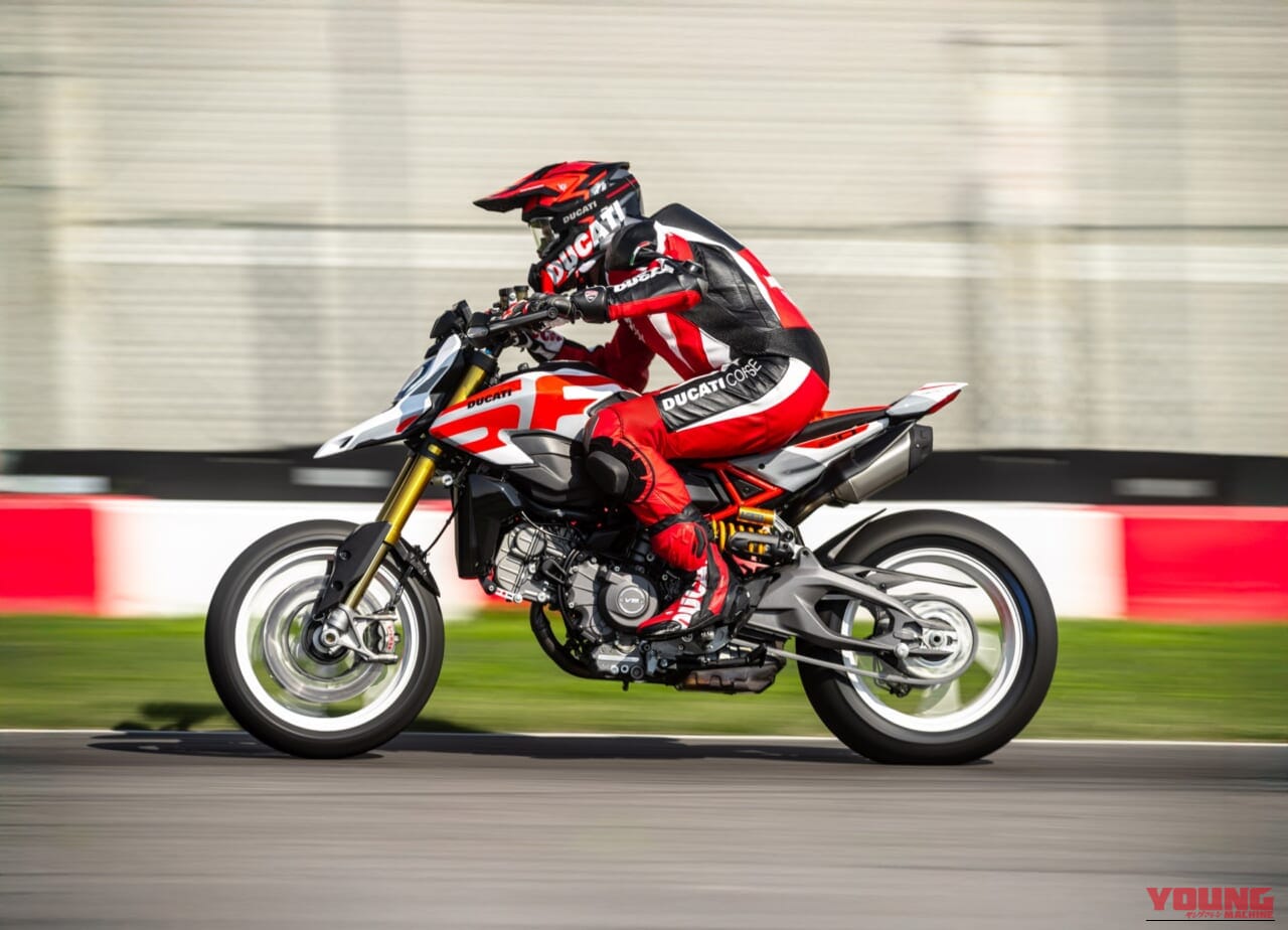DUCATI HYPERMOTARD V2 SP｜アルミニウム製モノコックフレームで軽量化! 可変バルブタイミングIVTを新採用したドゥカティ新型V2ツイン2車が国内導入開始【ハイパーモタードV2 SP/デザートX】