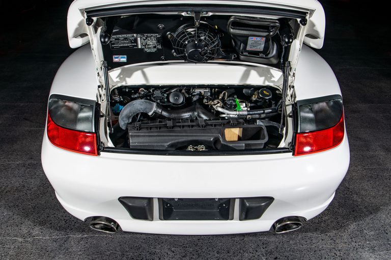 996型ポルシェ911ターボ X50のエンジンルーム｜「一見地味だが…狂気のファクトリーチューン」ちょっと引くほどの執念を感じるネオクラ ポルシェ。市場が血眼になって探す［911ターボ X50］の存在