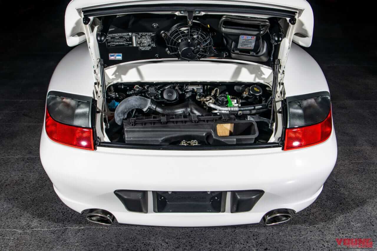 996型ポルシェ911ターボ X50のエンジンルーム｜「一見地味だが…狂気のファクトリーチューン」ちょっと引くほどの執念を感じるネオクラ ポルシェ。市場が血眼になって探す［911ターボ X50］の存在