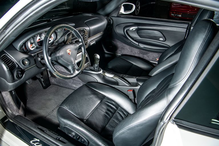 996型ポルシェ911ターボ X50の車内、運転席｜「一見地味だが…狂気のファクトリーチューン」ちょっと引くほどの執念を感じるネオクラ ポルシェ。市場が血眼になって探す［911ターボ X50］の存在