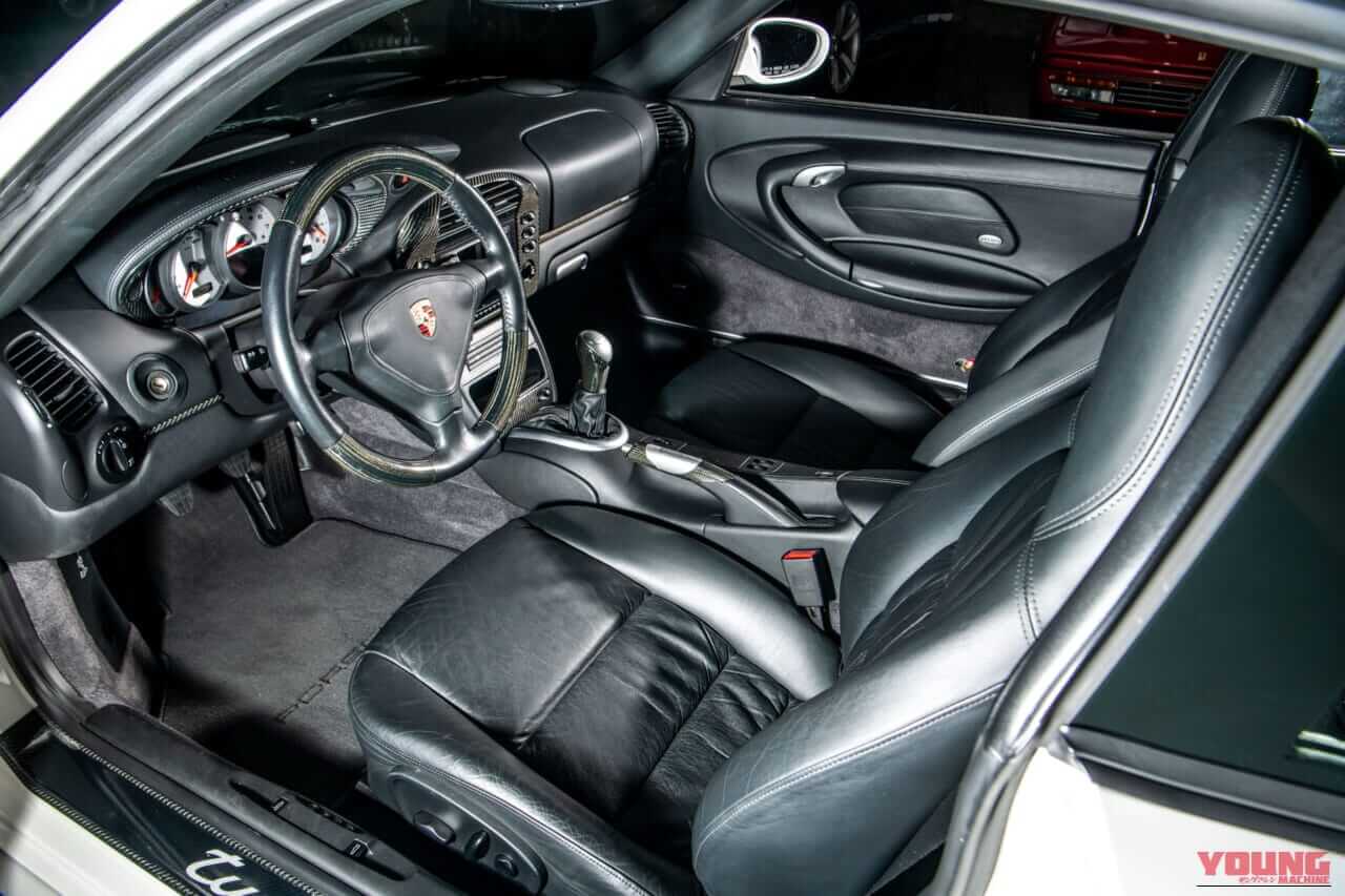 996型ポルシェ911ターボ X50の車内、運転席｜「一見地味だが…狂気のファクトリーチューン」ちょっと引くほどの執念を感じるネオクラ ポルシェ。市場が血眼になって探す［911ターボ X50］の存在