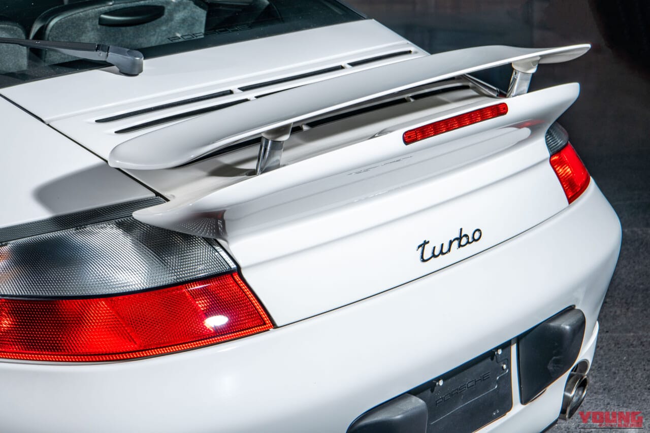 996型ポルシェ911ターボ X50のリアビュー｜「一見地味だが…狂気のファクトリーチューン」ちょっと引くほどの執念を感じるネオクラ ポルシェ。市場が血眼になって探す［911ターボ X50］の存在