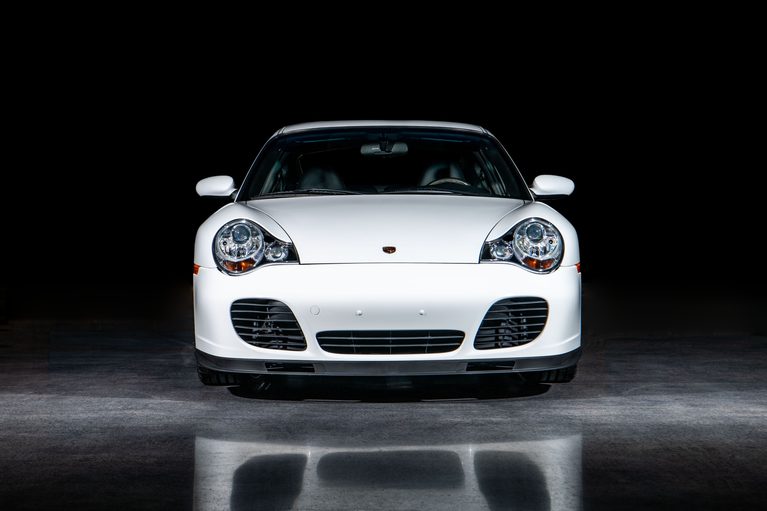 996型ポルシェ911ターボ X50のフロントマスク｜「一見地味だが…狂気のファクトリーチューン」ちょっと引くほどの執念を感じるネオクラ ポルシェ。市場が血眼になって探す［911ターボ X50］の存在