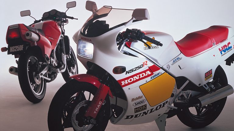 「街なかで乗るのはひたすら苦行…」しかし峠では性格が豹変！ 42年前のホンダの名車。滑からな形状のカウルが印象的だった［NS250R］