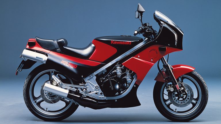 1984年に登場したカワサキのKR250、ボディカラーは赤×黒のモデル｜「80年代デザインが今見ると新鮮…」42年前に登場したカワサキの名車。変態的すぎるメカニズムを採用し、今もカルト的な人気を持つ［KR250］を紹介