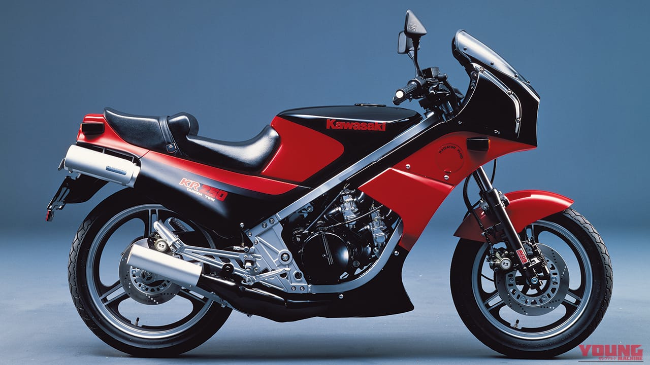 1984年に登場したカワサキのKR250、ボディカラーは赤×黒のモデル｜「80年代デザインが今見ると新鮮…」42年前に登場したカワサキの名車。変態的すぎるメカニズムを採用し、今もカルト的な人気を持つ［KR250］を紹介