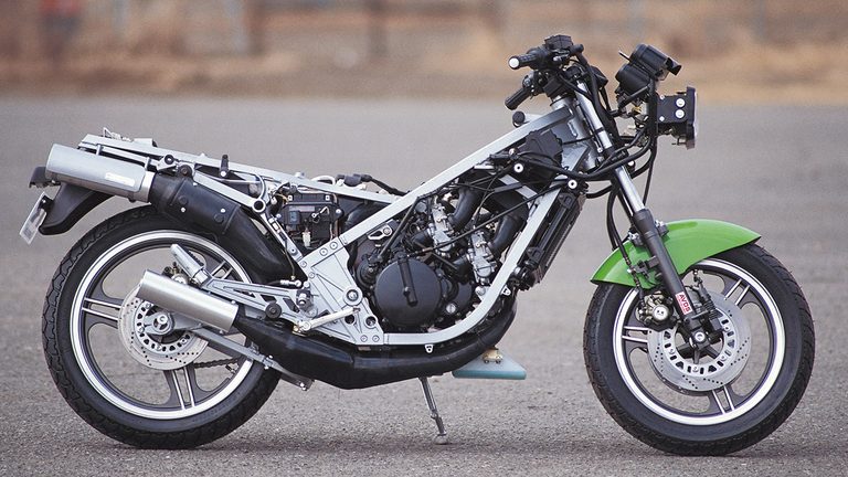 1984年に登場したカワサキのKR250のカウルとシートを取り外した状態の写真｜「80年代デザインが今見ると新鮮…」42年前に登場したカワサキの名車。変態的すぎるメカニズムを採用し、今もカルト的な人気を持つ［KR250］を紹介